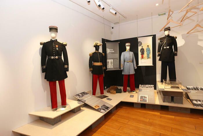 Plongez au cœur de la carrière militaire de Charles de Gaulle de Saint-Cyr à l’appel du 18 Juin et découvrez le métier d’officier et le rôle joué par l’uniforme au sein de l’institution militaire.