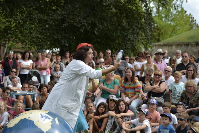 La célèbre Mathilde Eaudesource éminente spécialiste est attendue pour sa conférence spectacle sur le thème de l'eau avec ses invités d'honneur. Tout va t il se dérouler comme prévu ?