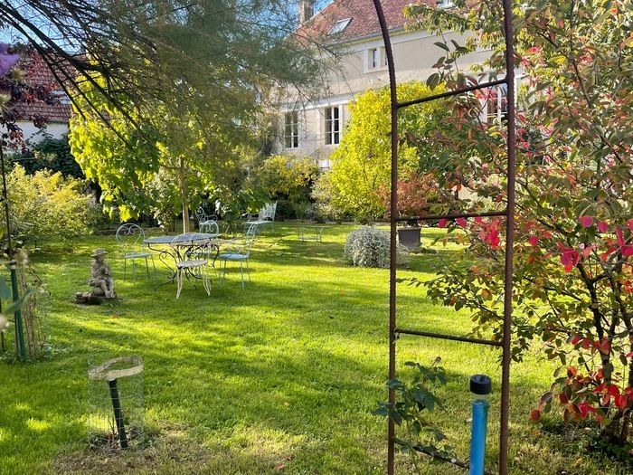 Der lächelnde Garten ist ein Familiengarten, in dem 3 Kaninchen in Freiheit und einige Fische leben. Einige Skulpturen von Bénédicte Havet verschönern die lächelnde Gartenlandschaft.