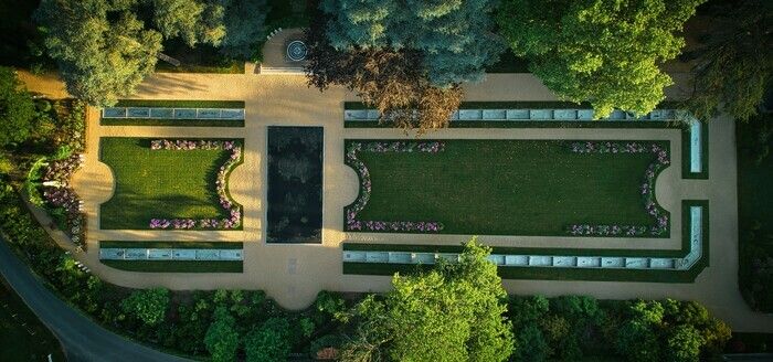 Im Jahr 1900 beauftragte der Besitzer des Schlosses, Charles Claverie, mit der Restaurierung des Schlosses. Er schuf einen Park mit dem berühmten Landschaftsarchitekten Jules Vacherot...