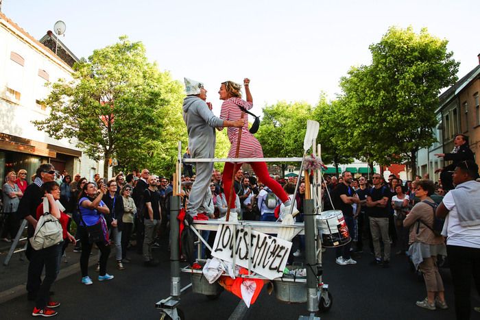 Spectacle de rue de la Compagnie Internationale Alligator du Languedoc Roussillon qui propose de revisiter 2400 ans de notre histoire, dans le cadre des Rencontres Philosophiques de Langres.