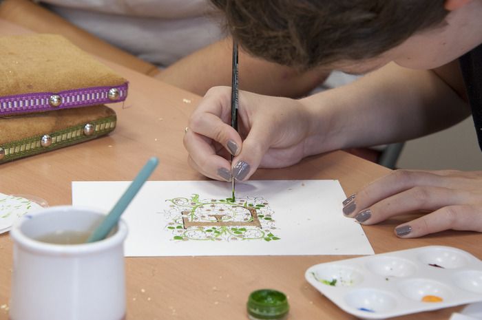 Pratiqué depuis le Moyen Âge, l’enluminure est un art subtil aux charmes particuliers : la touche du pinceau sur un parchemin, la pose délicate de la feuille d'or, la préparation des couleurs....