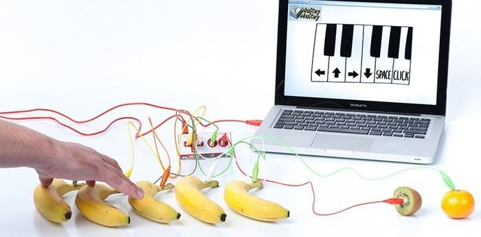 Découverte du dispositif "Makey-Makey" qui permet de connecter tout objet conducteur à un ordinateur.