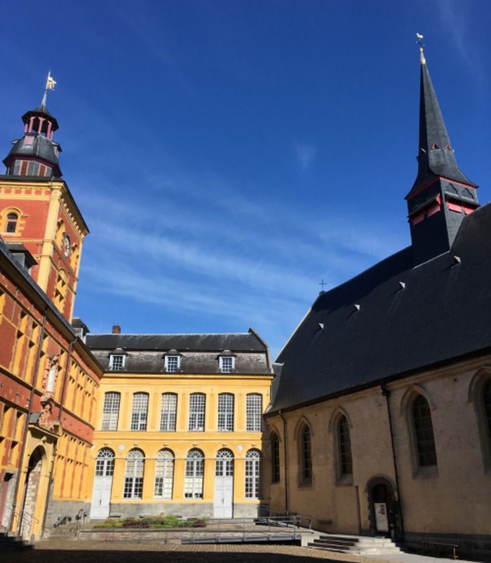 Vous aimez l'histoire et le patrimoine... Franchissez le porche de l'ancien hôpital Notre-Dame et découvrez les collections du musée d'art et d'histoire de la ville.