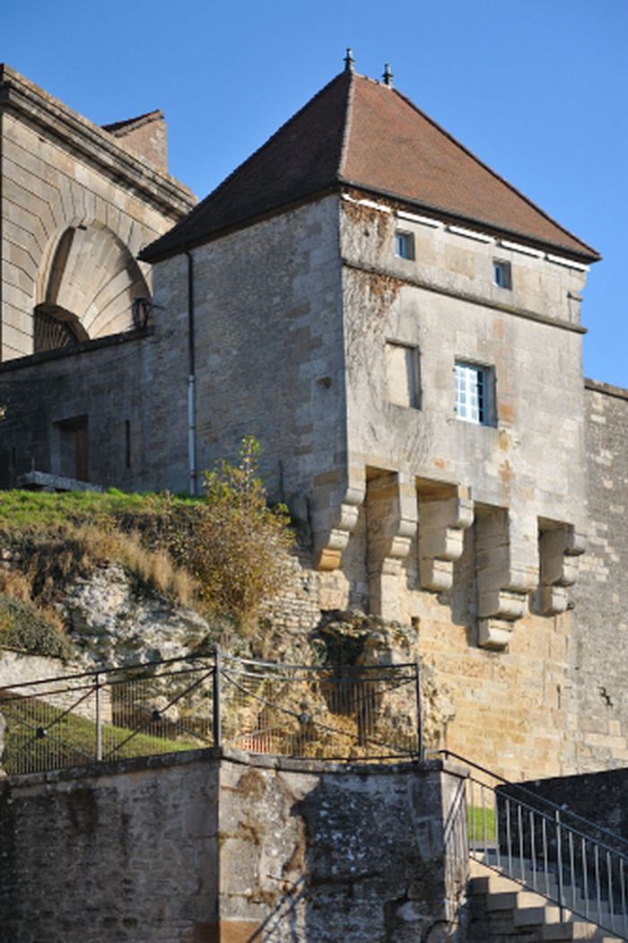 Exposition sur l'histoire de la porte de l'Hôtel de Ville, en lien avec les aménagements récents.