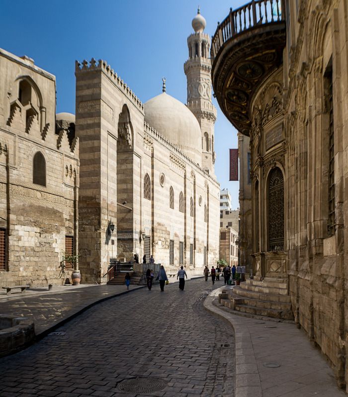 Dans cette conférence, il s’agit de présenter la ville du Caire, depuis la fondation de Fustât par les conquérants arabes au VIIe siècle, jusqu’à sa conquête par les Ottomans en 1517.