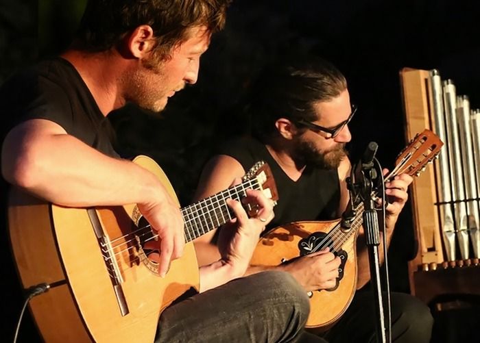 La grande musique fait l'école buissonnière. Des instruments extraordinaires et incongrus iront braconner sur les partitions des plus grands ...