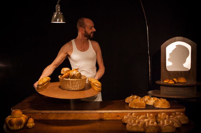 Au beau milieu d'un étalage de boulangerie, un boulanger-conteur fait naître sous nos yeux des marionnettes à partir de brioches et de pains, pour offrir à ses clients des histoires…