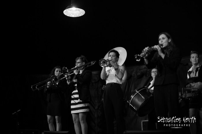 Fanfare délibérément féminine, orchestre filles-harmoniques