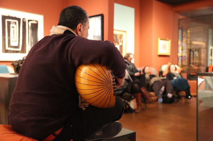 Confortablement installés au sein de l’exposition‭, ‬les participants se laissent bercer par l’un des styles musicaux algériens‭. ‬ Un thé attendra les participants à l’issue de la sieste.