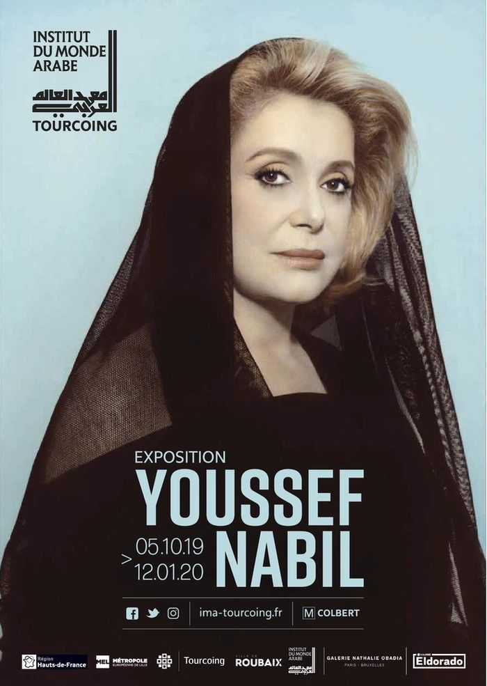 Empruntant à la technique de colorisation du cinéma, Youssef Nabil crée une oeuvre qui interroge sentiments d’exil et d’appartenance, nostalgie d’un Orient heureux et idéologies contemporaines.