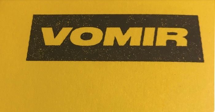 "Vomir" est le témoignage d’un jeune homme ayant survécu à une prise mortelle de drogues. Sous forme de journal intime, il nous plonge dans les semaines qui suivent cet évènement.