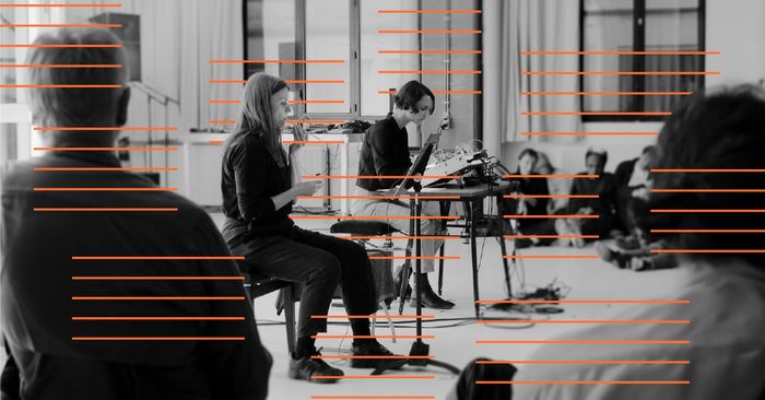 Dans le cadre du festival riverrun, le GMEA invite le duo d'artistes Clara de Asís et Rebecca Lane. Elles interpréteront aux synthétiseurs et flûtes leur composition Distances Bending