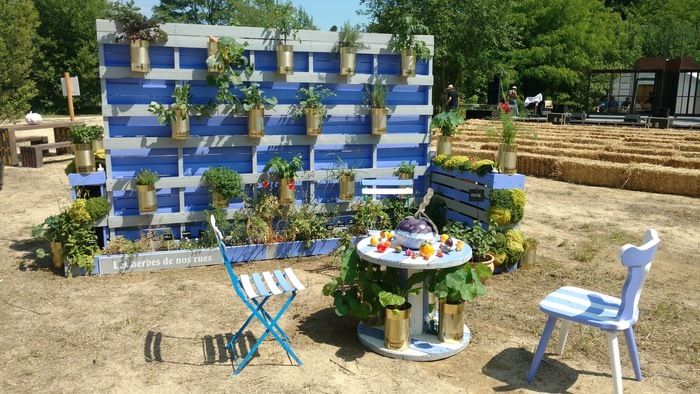 Entdecken Sie den vergänglichen Garten der fünf Sinne im Garten, künstlerische Installationen, die von allen Teams der Abteilung Grünflächen aus Elementen der Rückgewinnung (Paletten, Turm...