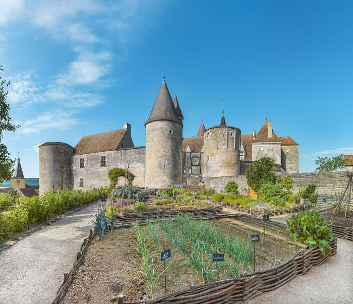 Entdecken Sie bei dieser neuen Ausgabe von Rendez-vous aux jardins alle Einrichtungen, die zwischen 2023 und 2024 realisiert wurden. Der Hof des Schlosses von Châteauneuf, gesäumt von neuen Blumenbeet