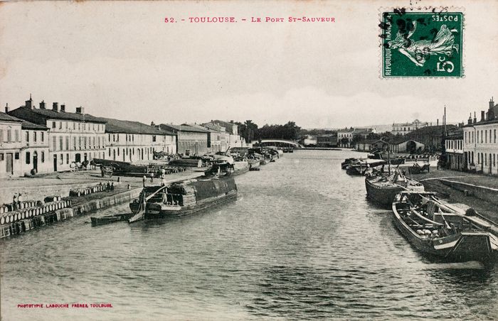 Le premier tronçon du canal royal de Languedoc (actuel canal du Midi) fut mis en eau en 1673. La voie d'eau passait alors loin de la ville, en rase campagne et aucun port n'avait été aménagé. Les bat…