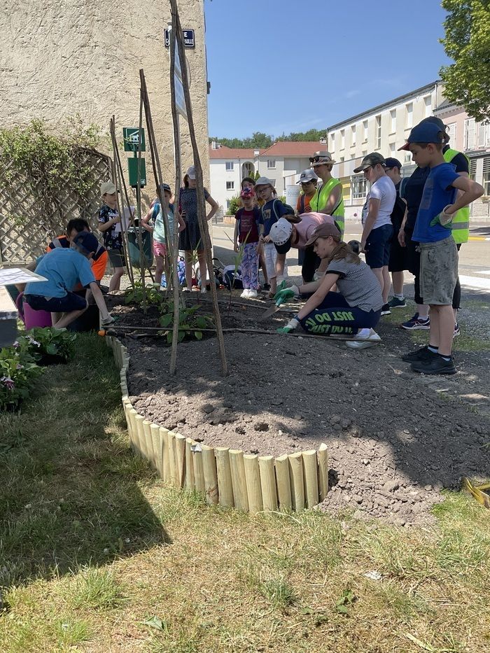 Aufnahme von Kindern aus Schulen mehrerer Dörfer für eine Einführung in die Entdeckung eines botanischen Parcours, der durch das Prisma der fünf Sinne angegangen wird.