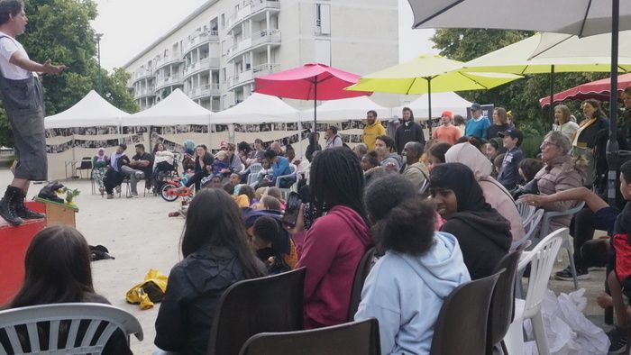 Redécouvrez l'histoire du quartier à travers des témoignages et photos du patrimoine historique, avec des bornes interactives.