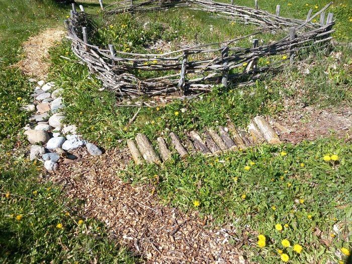 Vor dem historischen Garten, im Schatten der Bäume, ein sensorischer Parcours "Reveille Ihre Füße" zu entdecken und eine kleine Animation "Geschmack und Geruch" mit Laure und Feder, die 2 Bewohnerinne