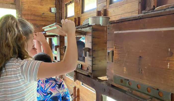 Venez visiter la cité des abeilles et son chalet de véhicules anciens de transhumance