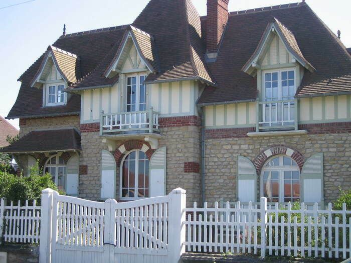 Station balnéaire qui a su conserver son caractère familial et les qualités exceptionnelles de sa plage qui firent sa réputation. Cette visite permet de raconter sa naissance et son harmonieux dévelo…