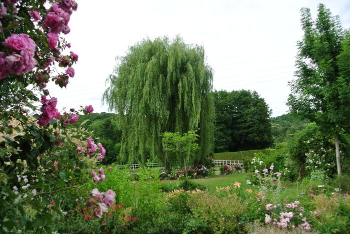 Dieser 4000 m² große Garten, der seit etwa 50 Jahren auf einem alten Ackerland steht, wurde nach und nach mit Themenbereichen (Japanisch, exotisch, romantisch, mittelalterlich usw.) erweitert