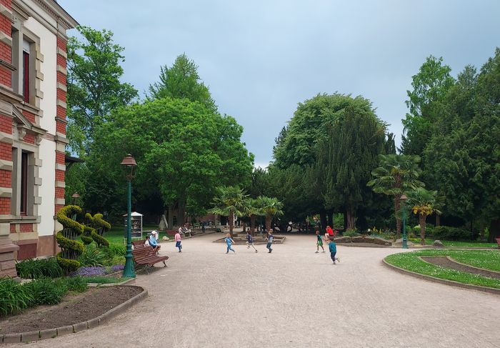 Der Schlosspark, Spiel- und Spazierplatz in der Stadt wird für die Veranstaltung zu einem "Gegensinn" für unsere Sinne. Die Undurchlässigkeit der Böden, der Wasserkreislauf, das Wasser...