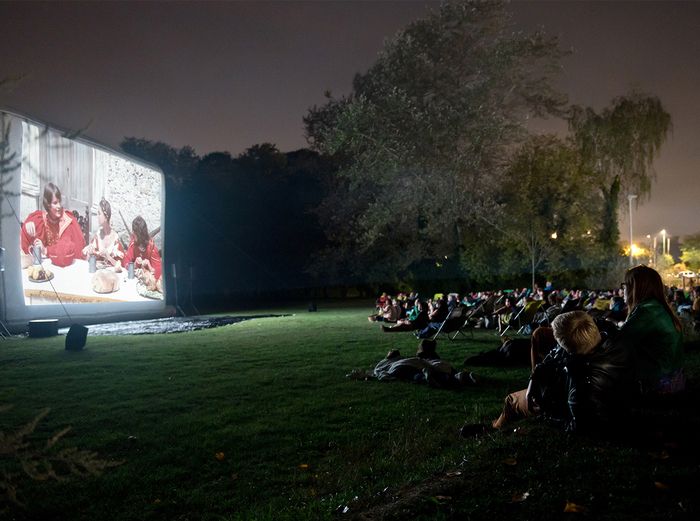 Une projection en plein air proposée en lien avec l'exposition "Guillermo Kuitca. Dénouement"