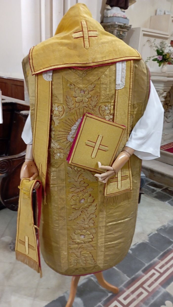 Exposition d'Ornements et d'Objets Liturgiques dans l'église de Ste Honorine du Fay afin de mettre en lumière la restauration récente de cet édifice.