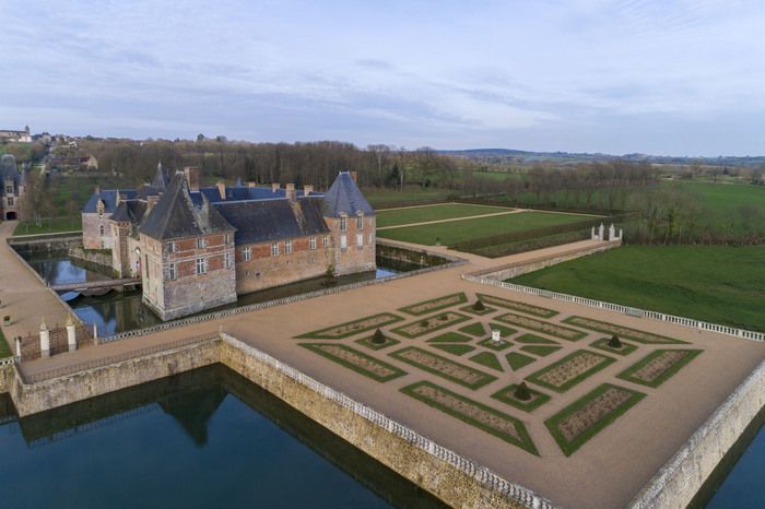 10 Hektar unberührte Natur im Herzen des regionalen Naturparks Normandie-Maine erwarten Sie! Zwischen den Wäldern von Ecorivières und Andaines befindet sich das Château de Carrouges, das seit 7 Jahrhu