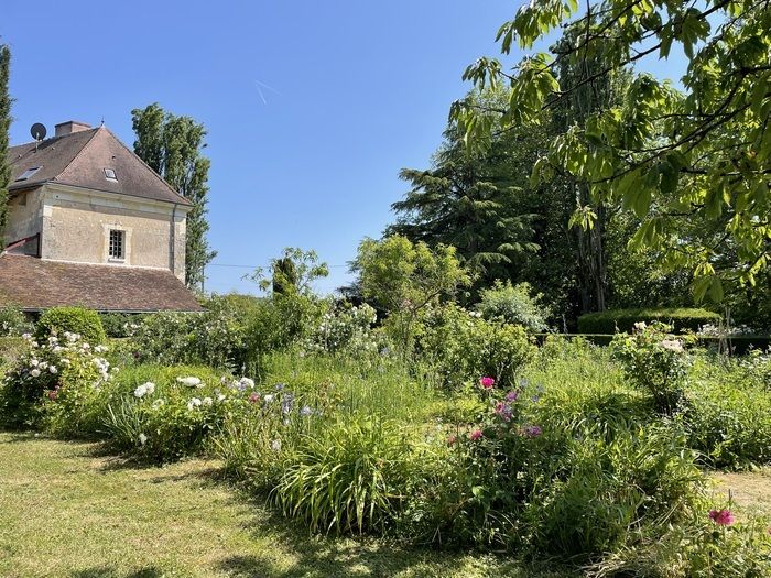 Es ist ein Park und ein Gemüsegarten, die das Haus von Marie du Bois, Kammerdiener von Ludwig XIII. und Ludwig XIV. umgeben.