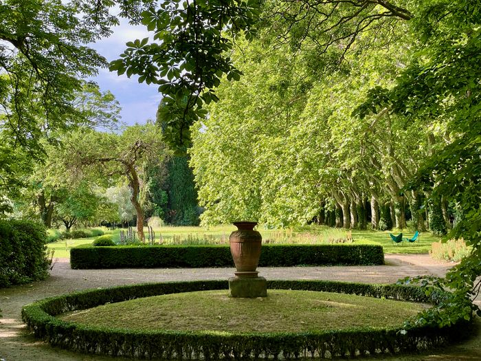 Sich niederlassen, der Natur lauschen. Während des gesamten Besuchs laden Bänke, Liegestühle, zum Lauschen der Vögel (der Park ist ein ornithologisches Refugium), zum Rauschen des Windes in den...