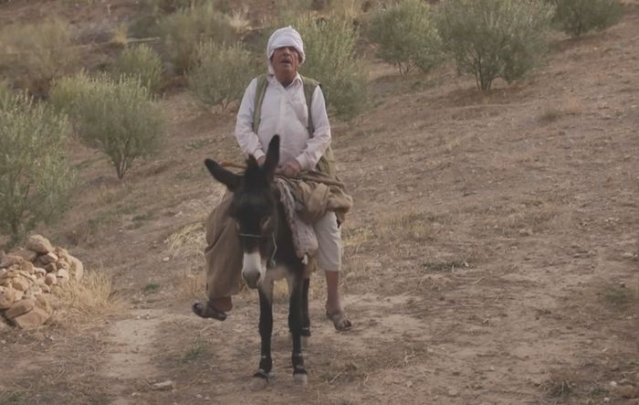 Pendant la guerre d’Algérie, plus de deux millions de personnes ont été déplacées par l’armée française et regroupées dans des camps. De retour à Mansourah, son village natal, Malek collecte avec...