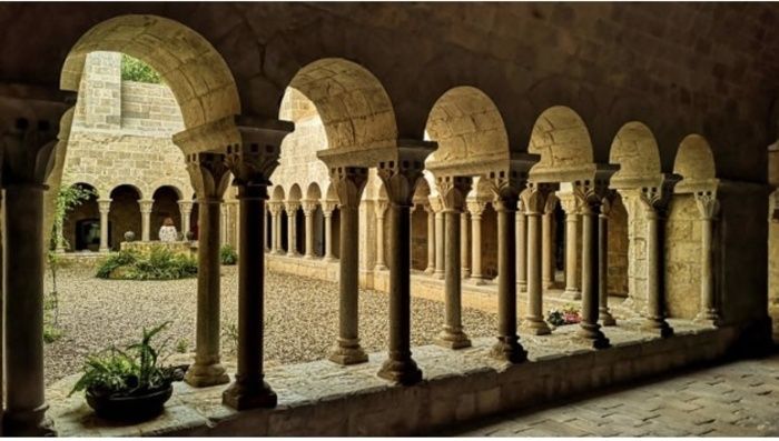 Claustres. Un passeig per tres espais romànics