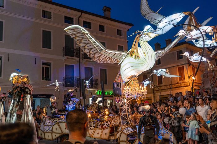 Cortège artistique et univers mystérieux sur la Place Aristide Briand.