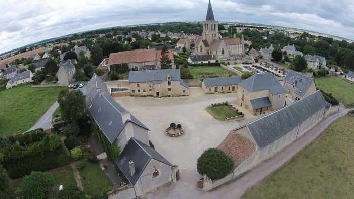 Cette ferme comprend de nombreux bâtiments qui délimitent une cour fermée possédant en son centre un colombier et un éco-musée .