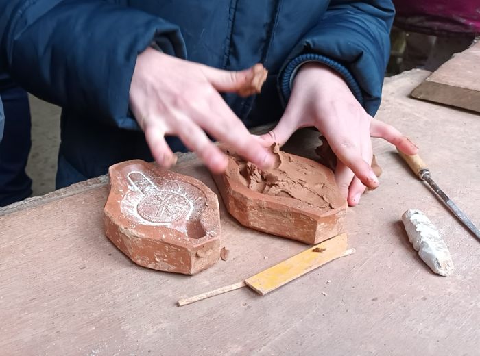 Un atelier pour comprendre comment on s'éclairait et se chauffait chez les Romains. Par Officina Monetae.