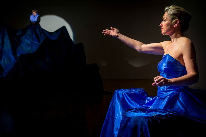 Ce documentaire suit la préparation et la performance éprouvante - six heures par jour, cinq jours par semaine - de l’artiste de stature internationale Amanda Coogan.