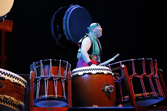 Un spectacle exceptionnel autour des tambours japonais, interprété par l’ensemble Zuihô Taiko (tambours sacrés), un groupe professionnel de batteurs handicapés mentaux.