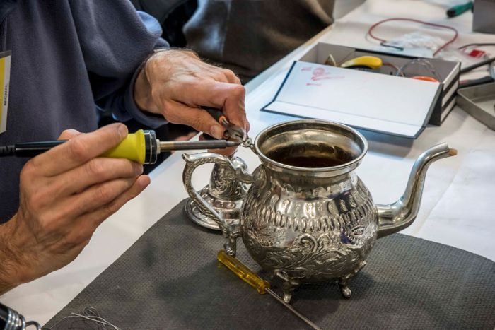 Atelier convivial où des bénévoles passionnés de bricolage et des personnes venues avec un objet en panne tentent ensemble de le réparer.