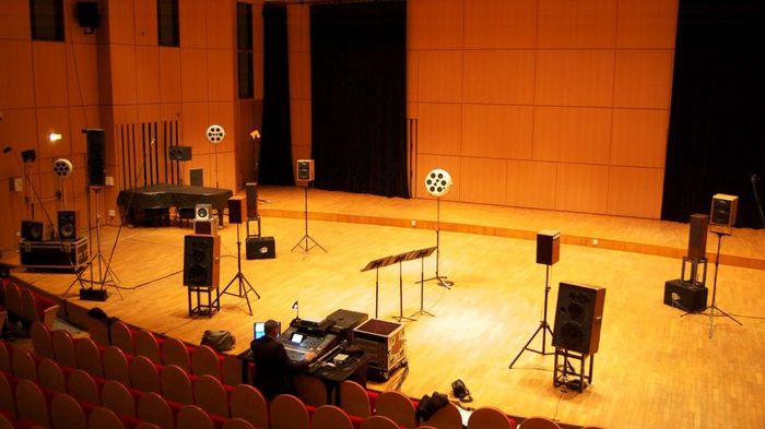 Rendez-vous 100% pur son, pures créations électro-acoustiques des étudiants, avec le renfort des classes instrumentales et la présence de deux artistes invités : Iris Lancery et Bruno Capelle.