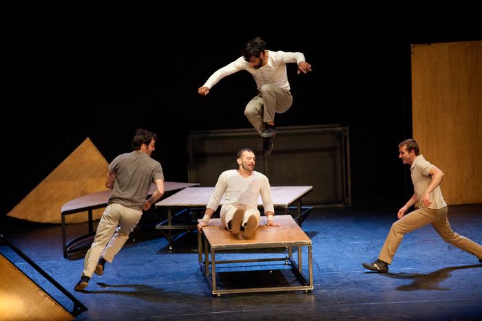 La compagnie circassienne catalane revient encore une fois en France avec son spectacle ‘inTarsi’, une création qui mélange grâce et folie en perpétuel mouvement et exécutée par quatre acrobates.