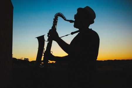 Les musiciens sardes Renato D’Aiello et Nicola Muresu, avec le pianiste français Alain Jean-Marie, proposent une sélection du grand répertoire jazz international accompagnée de compositions originales