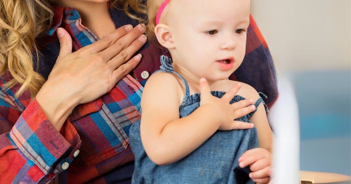 Découvrez la communication gestuelle avec les tout-petits, un outil qui facilite les échanges avec bébé et constitue un tremplin vers l’acquisition du langage.
