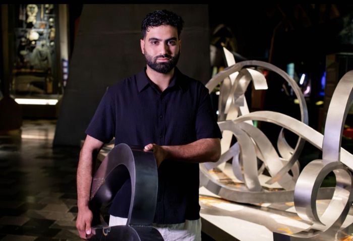 Ismail Matar présente une installation de lettres miroirs, conçues comme des corps symboliques porteurs de perte, résilience et mémoire. Une réflexion sur l’exil, de 14-18 à aujourd’hui.