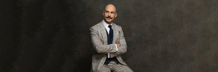 Tout commence par le récit d’un homme qui se réveille seul dans un train au milieu de la nuit.