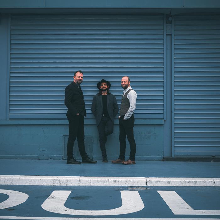 Samedi 19 septembre à 17h, laissez vous entrainer par le trio du groupe CORDES, à la croisée du post-rock atmosphérique, de l'ambient et des écritures classiques.