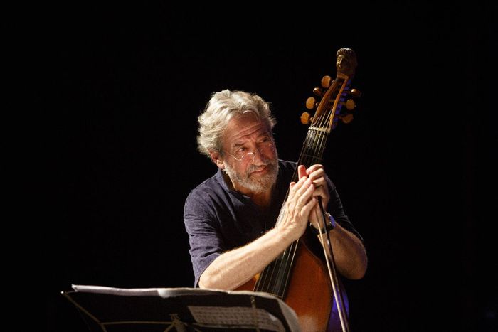 Jordi Savall, citoyen du monde. L'engagement d'un artiste pour la paix, la solidarité et la diversité culturelle.  Conversation avec la journaliste, femme politique et essayiste Natacha Polony