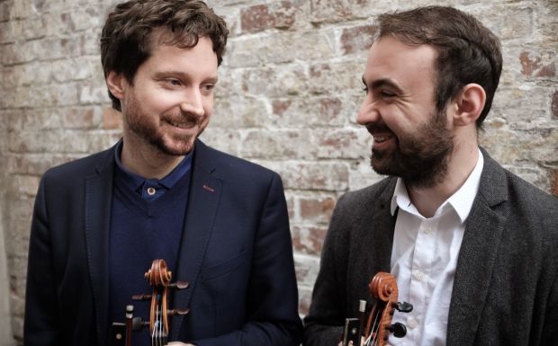 Par cette belle double affiche, le fiddler Danny Diamond, musicien traditionnel parmi les plus doués de sa génération, nous fait découvrir deux de ses récents projets collaboratifs.
