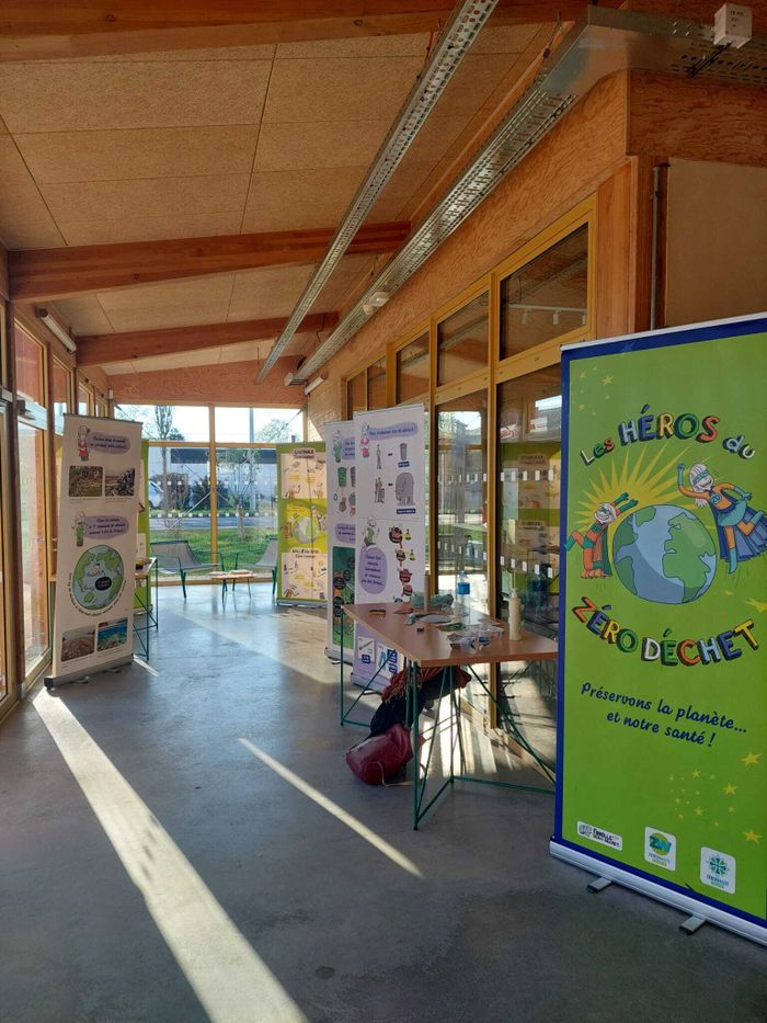 Découvrez l'exposition pour comprendre de façon simple et visuelle les enjeux de la réduction des déchets et testez vos connaissances sur les alternatives au jetable avec l'autopsie de la poubelle !